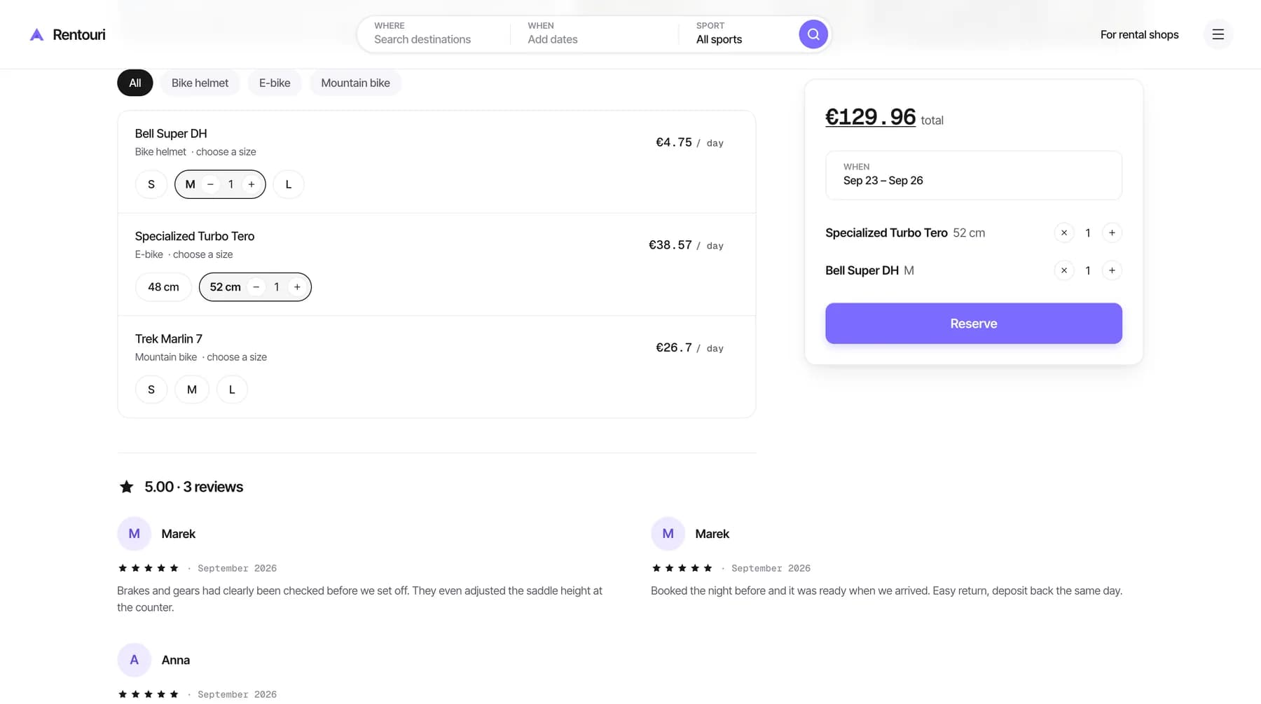 Strona wypożyczalni na marketplace Rentouri z listą e-bike'ów, rowerów górskich i kasków wraz z dostępnymi rozmiarami i ceną za dzień, obok podsumowanie rezerwacji gościa